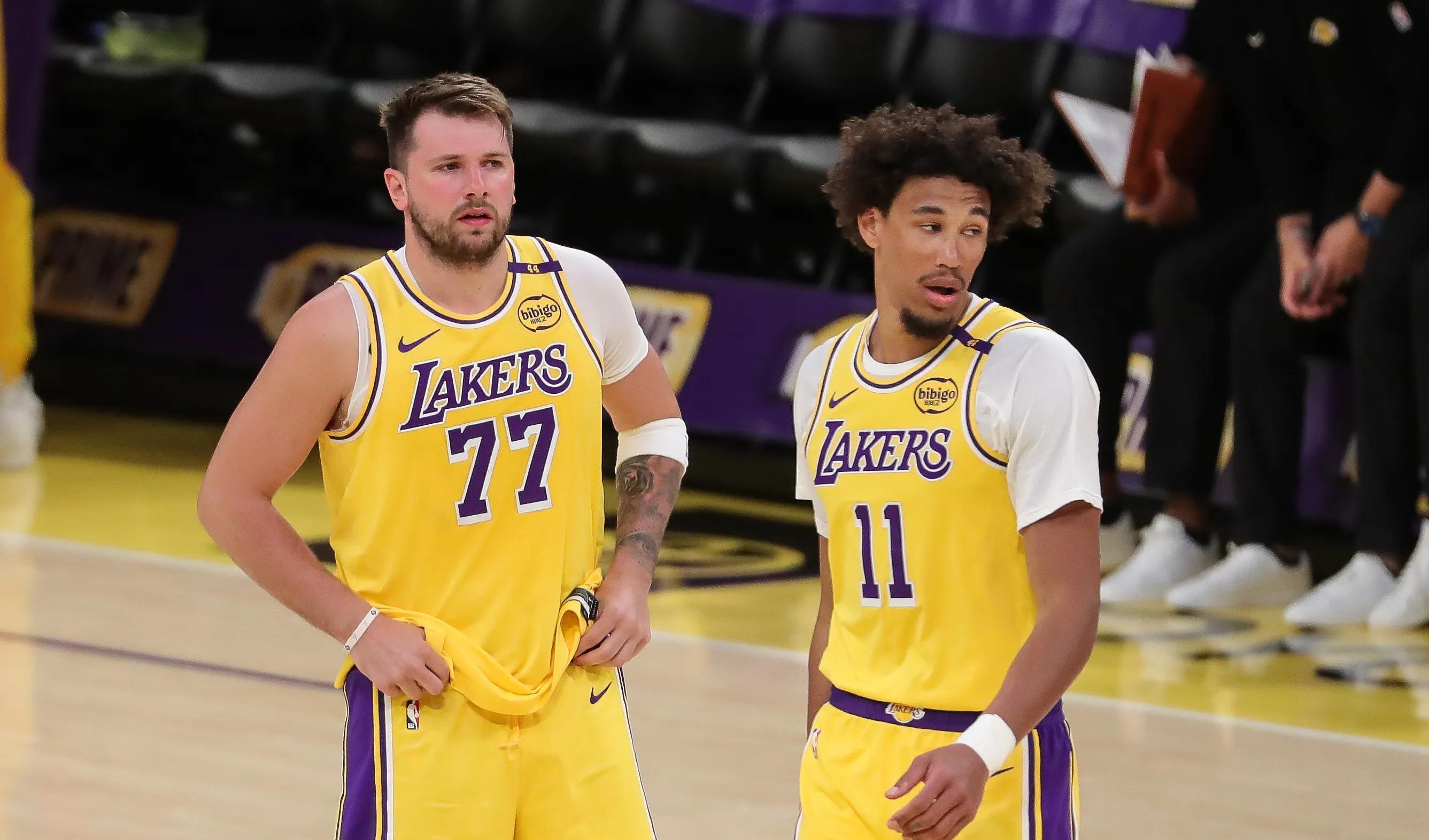 包含洛杉矶湖人训练开放日；转会期官宣签约引欢呼；CBA常规赛在即；球探报告显示潜力的词条