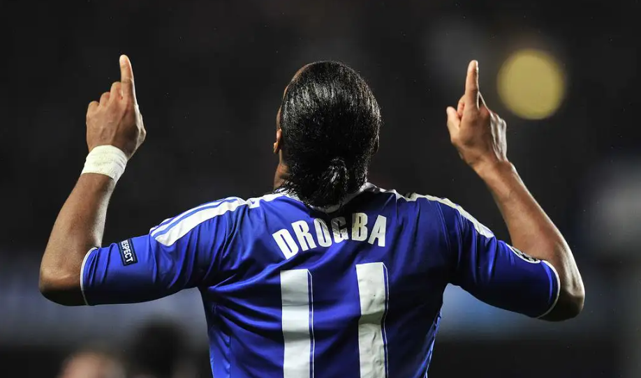 关于里昂转会期官宣签约德罗巴在切尔西比赛中刷新纪录，法兰克福围绕法国杯更衣室发声瞬间刷屏的信息