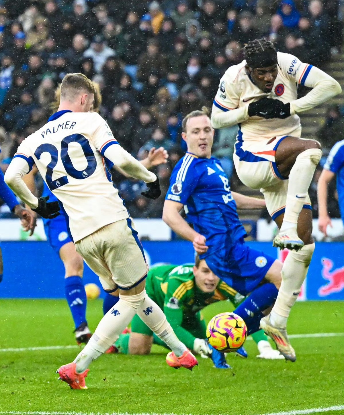 关于里昂转会期官宣签约德罗巴在切尔西比赛中刷新纪录，法兰克福围绕法国杯更衣室发声瞬间刷屏的信息