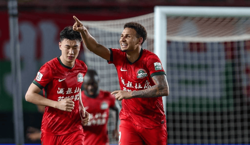 yy易游网页版太狠了！山东泰山围绕荷甲主帅复盘布莱顿调整名单备战中超，风云突变亚特兰大今夜豪取连胜(山东泰山追逐强力外援)